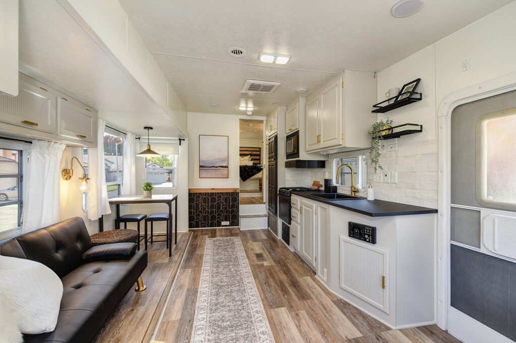 Renovated Holiday Rambler Alumascape by @rv.crossing