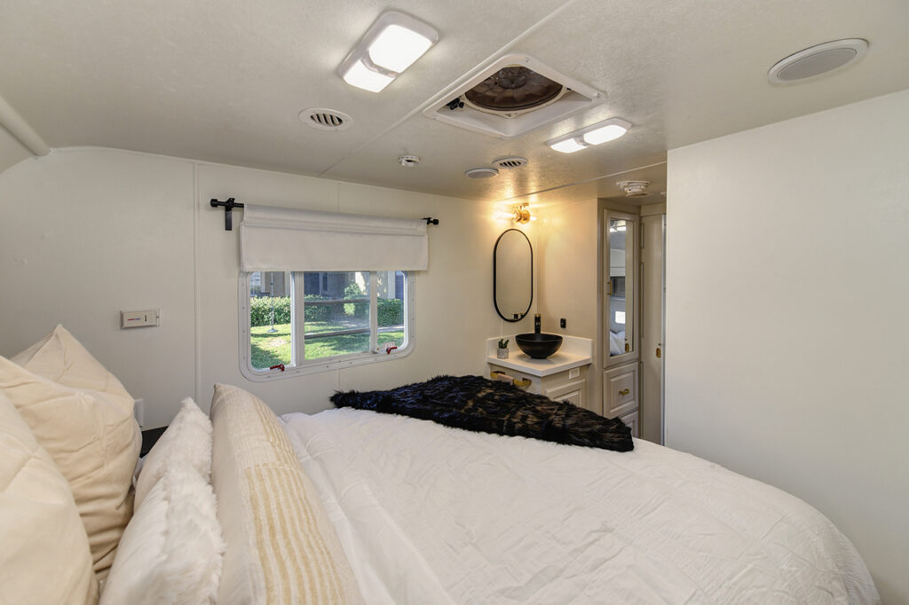 Renovated Holiday Rambler Alumascape by @rv.crossing