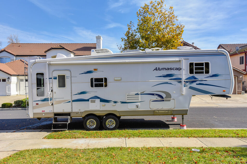 Renovated Holiday Rambler Alumascape by @rv.crossing